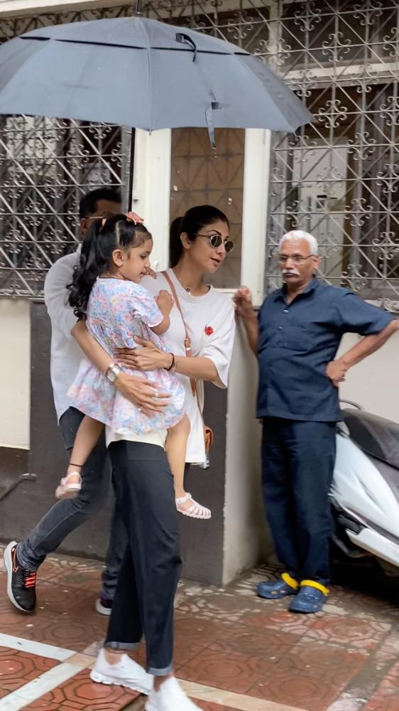 shilpa-shetty-spotted-with-her-daughter